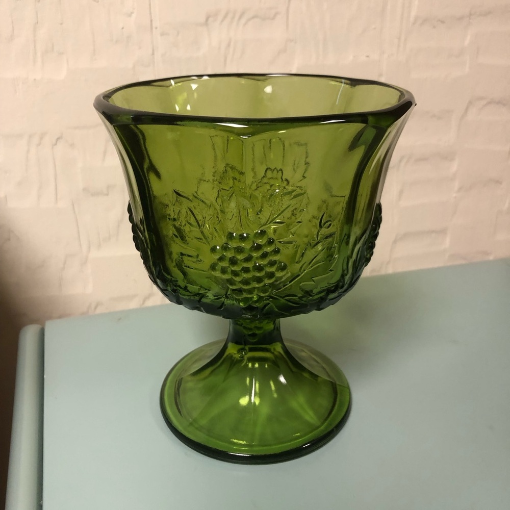 1 VINTAGE GREEN GRAPEVINE GLASS VASE